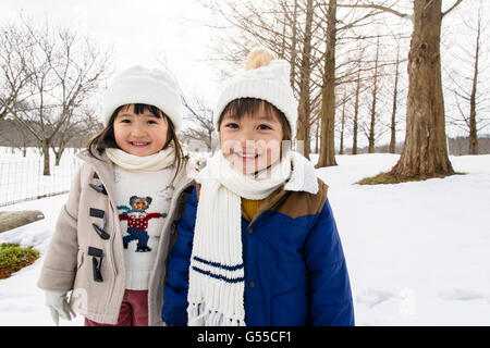 Les enfants jouant dans la neige Banque D'Images