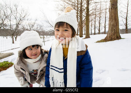 Les enfants jouant dans la neige Banque D'Images