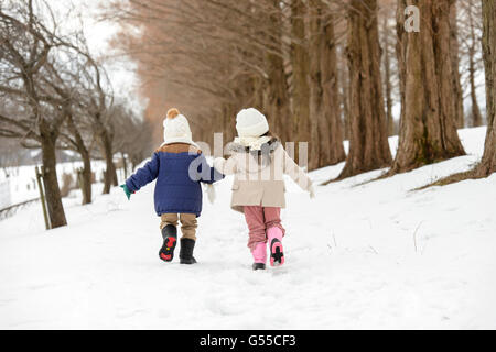 Les enfants jouant dans la neige Banque D'Images