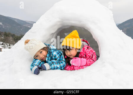 Les enfants jouant dans la neige Banque D'Images