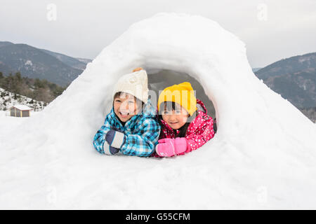 Les enfants jouant dans la neige Banque D'Images