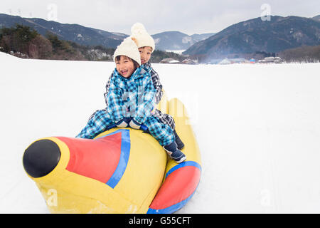 Les enfants jouant dans la neige Banque D'Images