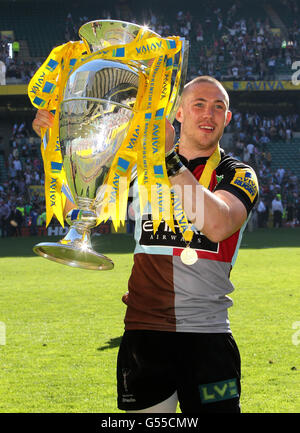 Harlequins Mike Brown célèbre avec le trophée après la victoire sur Leicester lors de la finale Aviva Premiership au stade Twickenham, Londres. Banque D'Images