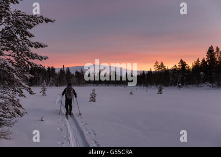 Ski de randonnée dans le parc national Urho Kekkonen, Sodankylä, Laponie, Finlande, Europe, UNION EUROPÉENNE Banque D'Images