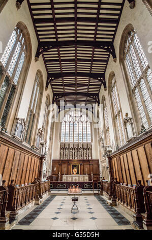 Oxford, Royaume-Uni - 14 août 2015 : vue de l'intérieur de l'église de l'Université St Mary the Virgin à Oxford. Banque D'Images