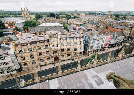 Oxford, Royaume-Uni - 14 août 2015 : d'Oxford High Street un jour nuageux. Gargouille sur l'avant-plan Banque D'Images