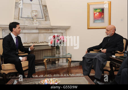 Le leader travailliste Ed Miliband (à gauche) rencontre le président afghan Hamid Karzaï au Palais présidentiel de Kaboul le deuxième jour d’une visite de deux jours en Afghanistan. Banque D'Images