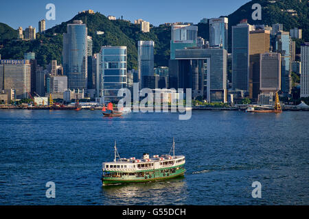 Une Star Ferry traverse le port Victoria de Hong Kong. Banque D'Images