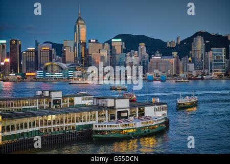 Tsim Sha Tsui ferry pier au coucher du soleil. Banque D'Images