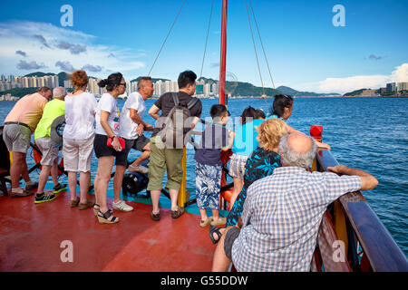 Les touristes, tout en profitant de la vue sur junk Cruise Port de Victoria de Hong Kong. Banque D'Images