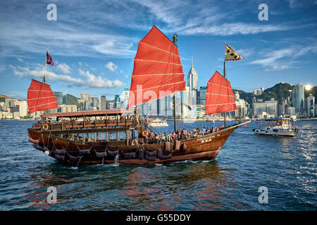 L'Aqua Luna junk prend touriste sur une croisière autour du port de Victoria de Hong Kong. Banque D'Images