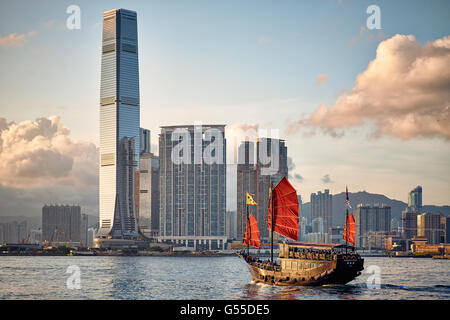 L'Aqua Luna junk prend touriste sur une croisière autour du port de Victoria de Hong Kong. Banque D'Images