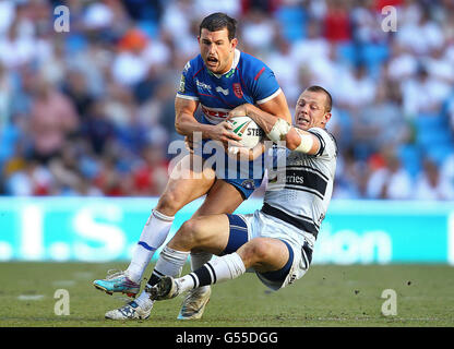 Richard Horne et Hull Rovers Shannon McDonnell du FC Hull (à gauche) pendant la Super League Stobart, match du week-end magique au Etihad Stadium, Manchester. Banque D'Images