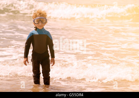 Jeune garçon à la plongée dans la mer