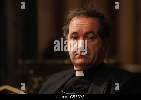 L'évêque de Cashel et le révérend d'ordre Michael Burrows au Synode général de la cathédrale Christ Church, Dublin. Banque D'Images