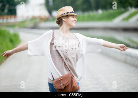 Portrait de femme Voyageur occasionnel au cours de joyeux sentiment voyage outre-mer. Jeune femme voyage relaxant avec les bras tendus Banque D'Images