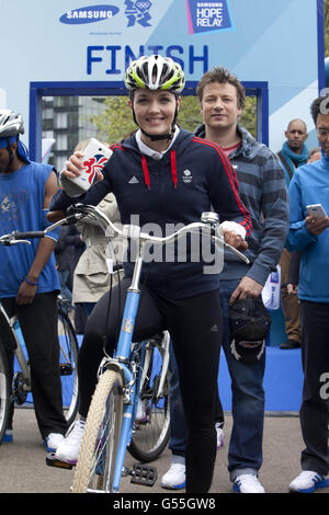 Jamie Oliver et l'espoir olympique Victoria Pendleton lancent aujourd'hui à Londres le relais de l'espoir Samsung, l'initiative caritative des Jeux Olympiques de Samsung. Banque D'Images