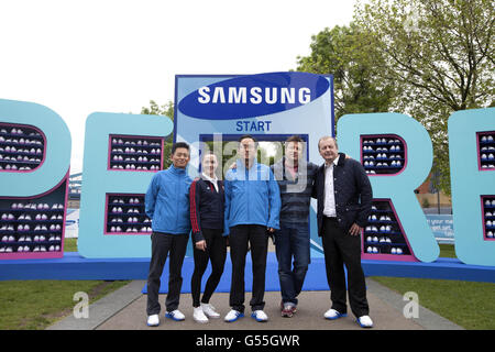 Jamie Oliver et Olympic Hope Victoria Pendleton lancent aujourd'hui à Londres le relais Samsung Hope, l'initiative caritative des Jeux Olympiques de Samsung, avec le Vice-président et responsable du marketing mondial des sports chez Samsung Electronics, Sunny Hwang (à gauche), le Président et PDG de Samsung Europe (au centre), Et Andy Griffiths Directeur général de Samsung UK and Ireland (à droite). Banque D'Images