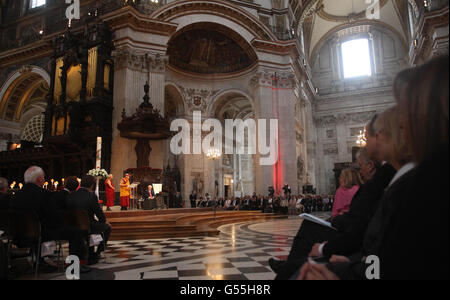 Sa Sainteté le Dalaï Lama lors d'une cérémonie à la cathédrale Saint-Paul où il a reçu le Prix Templeton 2012. Banque D'Images