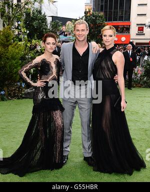 Kristen Stewart, Chris Hemsworth et Charlize Theron arrivent pour la première britannique de Snow White et The Huntsman aux cinémas Empire et Odeon de Leicester Square, Londres Banque D'Images