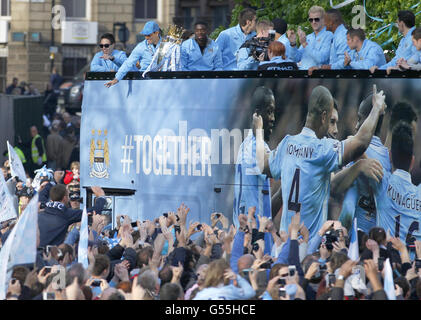 Les joueurs de Manchester City quittent Albert Square pour une visite en bus à toit ouvert autour de Manchester. Banque D'Images