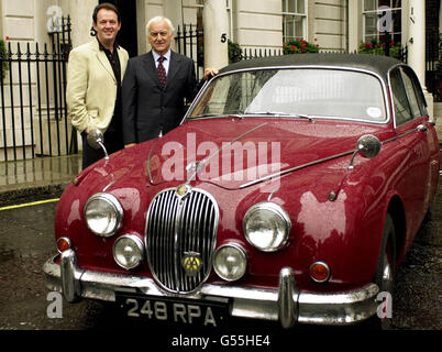 Série télévisée l'inspecteur Morse, star John Unce (à droite), et Kevin Whately, qui joue le Sgt Lewis, posent par le Jaguar de Morse à St James's Square, dans le centre de Londres, avant de filmer le dernier inspecteur Morse. * 22/11/01: La voiture du célèbre personnage fictif a été gagnée par James Went - un avocat qui est incapable de conduire en raison d'une blessure à la main. Le créateur de Morse Colin Dexter a présenté les clés de la Jaguar bordeaux Mark II 1959 à M. a assisté à une cérémonie au Magdalene College d'Oxford. M. Went a gagné la voiture, qui a une valeur estimée d'environ 100,000, dans un concours organisé par Carlton Television and Banque D'Images