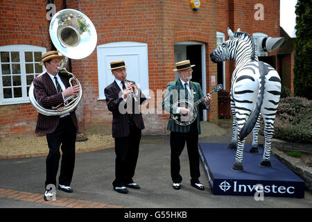 Courses hippiques - Betfred Derby Trial Day - Lingfield Park. Le groupe de Rag-a-jazz du Sud accueille les coureurs Banque D'Images