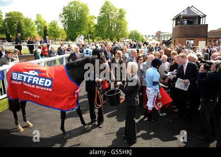 Le vow est perdé dans l'enceinte du gagnant après avoir été monté Par Jockey Johnny Murtagh pour gagner le Betfred 'le Bonus Piquets d'essai de King'Oaks Banque D'Images