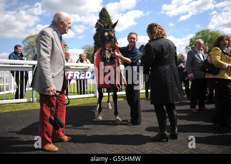 Le vow est perdé dans l'enceinte du gagnant après avoir été monté Par Jockey Johnny Murtagh pour gagner le Betfred 'le Bonus Piquets d'essai de King'Oaks Banque D'Images