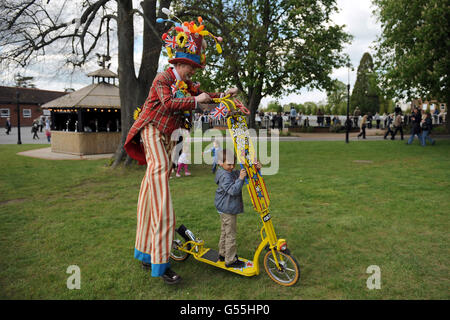 Courses hippiques - Betfred Derby Trial Day - Lingfield Park. Le professeur Crump divertit les coureurs Banque D'Images