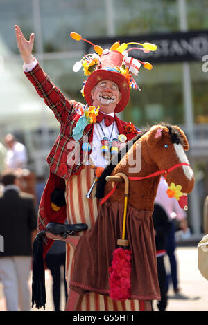 Courses hippiques - Betfred Derby Trial Day - Lingfield Park. Le professeur Crump divertit les coureurs Banque D'Images