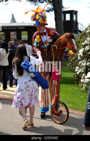 Courses hippiques - Betfred Derby Trial Day - Lingfield Park. Le professeur Crump divertit les coureurs Banque D'Images