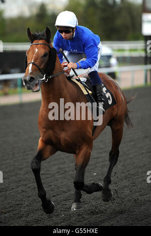 Courses hippiques - Betfred Derby Trial Day - Lingfield Park.Lost in the moment jurié par le jockey Mickael Barzalona va en tête dans les enjeux des conditions d'assurance de Bloodstock de Weatherbys Banque D'Images