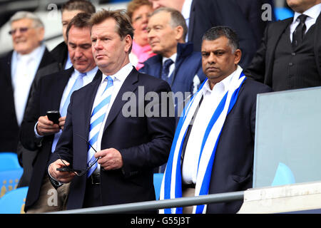 Football - Barclays Premier League - Manchester City / Queens Park Rangers - Etihad Stadium.Tony Fernandes (à droite), président des Queens Park Rangers, et Philip Beard, chef de la direction, dans les tribunes Banque D'Images