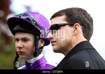 Aidan O'Brien, entraîneur regarde son jockey Joseph O'Brien dans le défilé anneau avant le début des enjeux de Tattersalls Musidora Banque D'Images