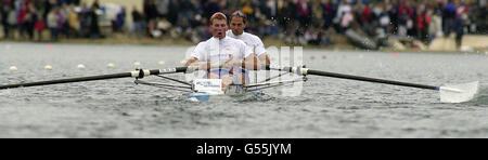 Matthew Pinsent (premier plan) et Steve Redgrave, qui se disputent les paires de hommes dans le Grand Prix d'aviron de Supersprint, dans la nouvelle arène internationale d'aviron de Dorney, près de Slough, dans le Berkshire. Banque D'Images