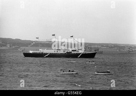 Le yacht royal Britannia, à bord duquel la reine Elizabeth II prend le salut le dernier jour de son examen des navires de guerre de la flotte de l'Ouest. Banque D'Images