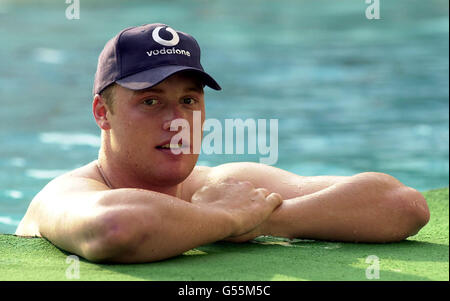 Andrew Flintox, de l'Angleterre, se détend dans la piscine de l'hôtel Pearl Continental à Lahore, au Pakistan. Flintox a remporté le match dans la victoire de l'Angleterre sur le Pakistan au stade national de Karachi. Banque D'Images