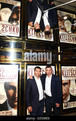 Wladimir (à gauche) et Vitali Klitschko (à droite) arrivent pour la projection de la nouvelle sortie de DVD 'Klitschko' au cinéma Empire de Londres. Banque D'Images