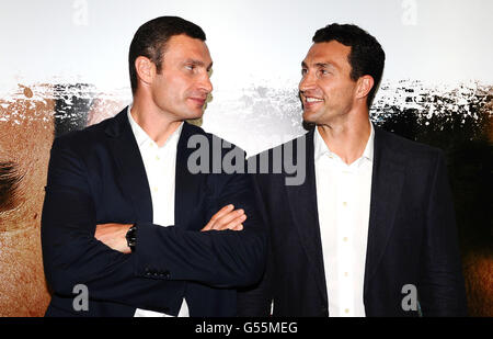 Vitali (à gauche) et Wladimir Klitschko (à droite) arrivent pour la projection de la nouvelle sortie de DVD 'Klitschko' au cinéma Empire de Londres. Banque D'Images