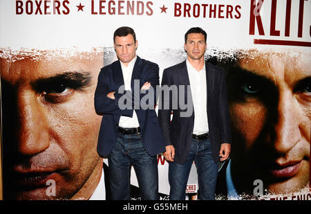 Vitali (à gauche) et Wladimir Klitschko (à droite) arrivent pour la projection de la nouvelle sortie de DVD 'Klitschko' au cinéma Empire de Londres. Banque D'Images