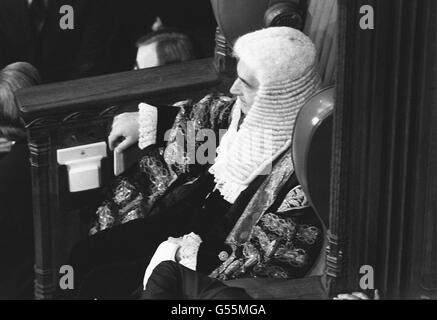 Le Président de la Chambre des communes, M. Bernard Weatherill, se prépare à la Chambre des communes aux lords pour entendre le discours de la Reine lorsqu'elle a ouvert Paliament. Banque D'Images