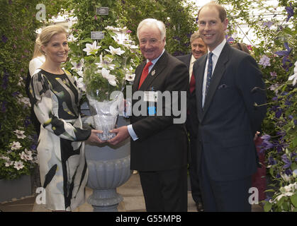 La comtesse et le Comte Wessex ont présenté une Clematis nommée d'après l'herby Raymond Evison lors de sa visite au Chelsea Flower Show à Londres. Banque D'Images