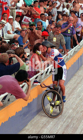 Chris Boardman, médaillé d'or en cyclisme britannique, embrasse sa femme Sally après sa victoire lors de l'événement Pursuit cycle, aux Jeux Olympiques de Barcelone en Espagne en 1992. * 27/10/2000: Boardman fera tomber le rideau sur son illustre carrière de cyclisme aux Championnats du monde de piste à Manchester. Banque D'Images