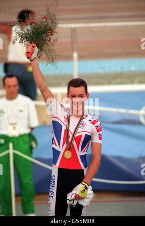 Chris Boardman, médaillé d'or du cyclisme britannique, célèbre après sa victoire lors de l'événement Pursuit cycle, aux Jeux Olympiques de Barcelone en Espagne en 1992.* 27/10/2000: Boardman fera tomber le rideau sur son illustre carrière de cyclisme aux Championnats du monde de piste à Manchester. Banque D'Images