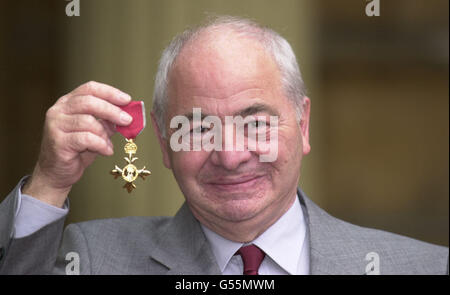 Auteur Colin Dexter au Palais de Buckingham après avoir reçu un OBE dans le prix d'anniversaire de la Reine. Le Prince de Galles a remis au créateur de l'inspecteur de personnage de télévision populaire Morse l'honneur de fournir des services à la littérature. Banque D'Images