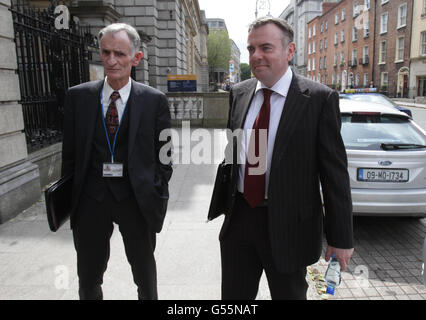 Le président de RTE, Tom Savage (à gauche) et le directeur général, Noel Curran (à droite), arrivent à Leinster House, à Dublin, pour répondre aux questions du comité Dail sur les communications, les ressources naturelles et l'agriculture. Banque D'Images