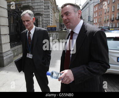 Le président de RTE, Tom Savage (à gauche) et le directeur général, Noel Curran (à droite), arrivent à Leinster House, à Dublin, pour répondre aux questions du comité Dail sur les communications, les ressources naturelles et l'agriculture. Banque D'Images