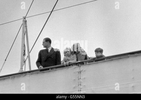 Le prince Charles et la princesse Anne avec leur grand-mère paternelle, la princesse Alice de Grèce, regardent un navire qui passe du rail du yacht royal Britannia, qu'ils embarquent à Southampton. Banque D'Images