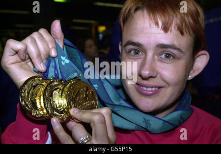 L'athlète en fauteuil roulant de Birmingham, Tanni Gray-Thompson, présente ses quatre médailles d'or de piste à son arrivée à l'aéroport de Heathrow, des Jeux paralympiques de Sydney, en Australie. *l'équipe de Grande-Bretagne est revenue de l'épreuve de 11 jours avec 131 médailles, dont 41 médailles d'or. Banque D'Images